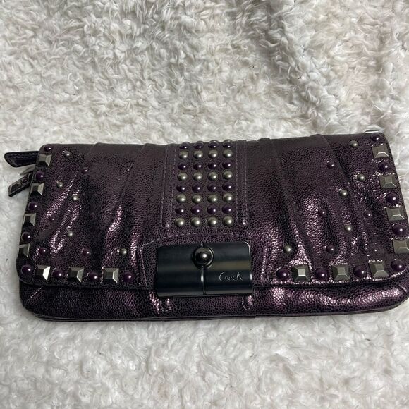 Coach Kristin Studded Clutch crackled
Metallic Aubergine leather. - Picture 3 of 9